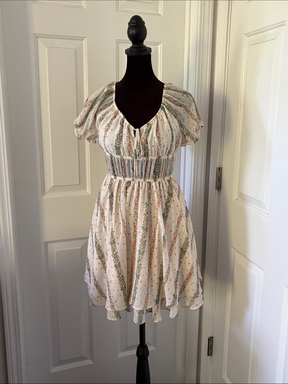 Selfie Chiffon Floral Puff-Sleeve Mini Sundress in Cream